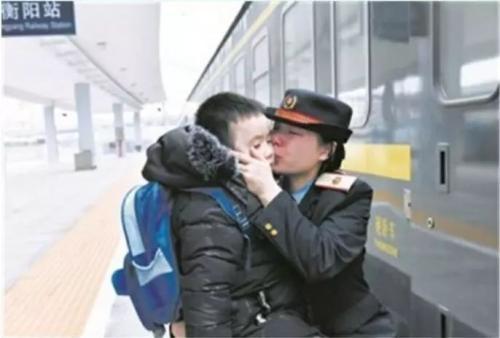 “我不打扰你,亲亲我就走”简单一句话,感动无数人!