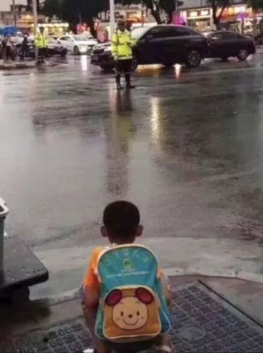 “我不打扰你,亲亲我就走”简单一句话,感动无数人!